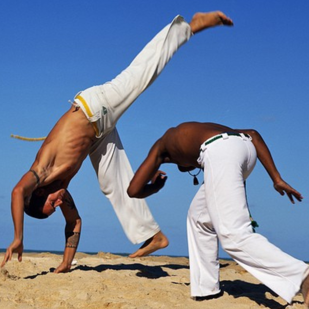 Deux hommes jouant a la capoeira